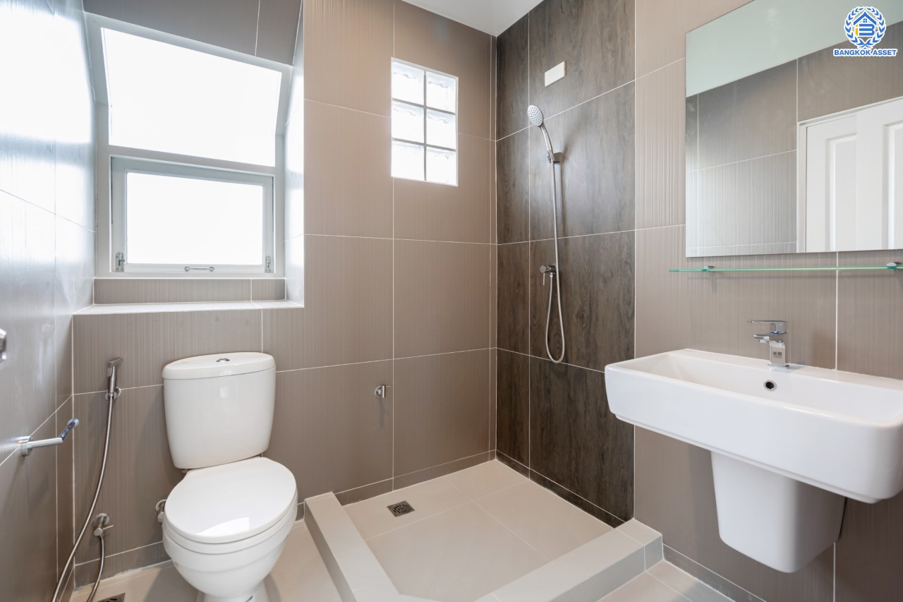 บ้านมือสองตกแต่งใหม่ แบรนด์ LH ม.ชัยพฤกษ์ บางบัวทอง หลังมุม เนื้อที่ 57.7 ตร.ว. ฟังก์ชัน 3 ห้องนอน 2 ห้องน้ำ จอดรถ 2 คัน พร้อม facilities ครบครัน บนทำเลเดินทางสะดวก ติดถนนบางกรวย-ไทรน้อย ใกล้เซ็นทรัลเวสต์เกต และรถไฟฟ้าสายสีม่วง "สถานีบางพลู"